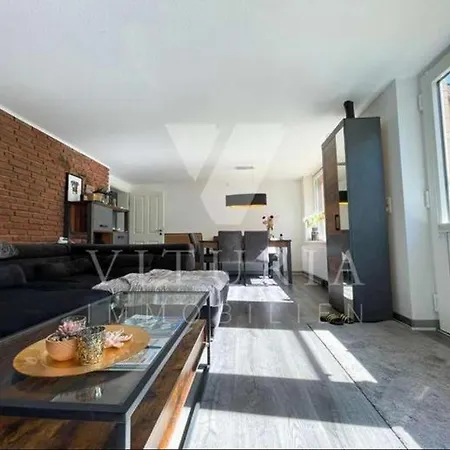 Mit Terrasse + Parkplatz Apartmán